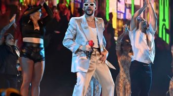 O porto-riquenho é o primeiro artista de língua espanhola a vencer a categoria; cantor receber o prêmio durante um megashow no Yankee Stadium, em Nova York