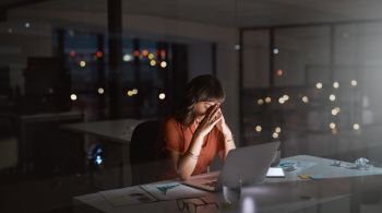 Estima-se que 12 bilhões de dias de trabalho são perdidos anualmente devido à depressão e ansiedade, custando à economia global quase US$ 1 trilhão
