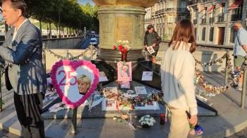 Flores e mensagens homenageiam Diana na ponte sobre a passagem subterrânea onde ela morreu em um acidente de carro