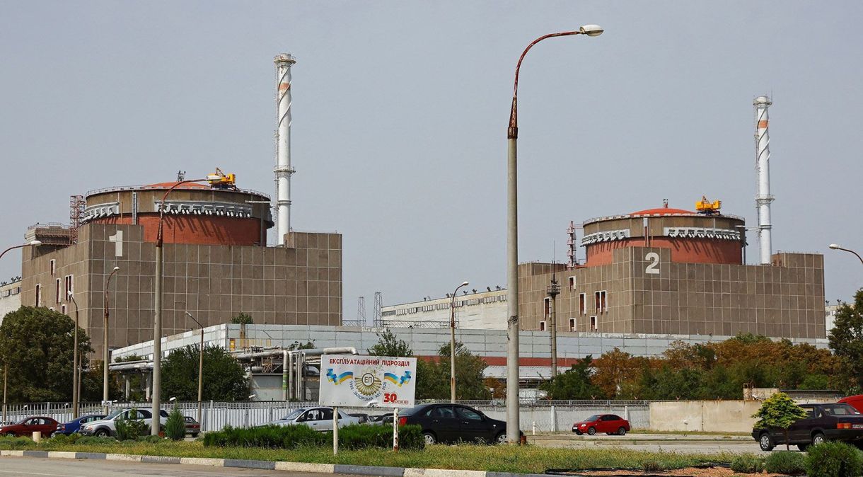 A Usina Nuclear de Zaporizhzhia vista do lado de fora de Enerhodar, na Ucrânia