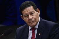 “Todo protesto ordeiro e pacífico é válido. O resto é baderna”, diz Mourão