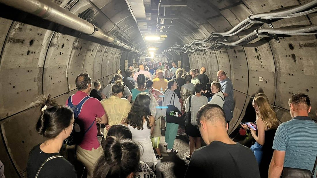 Passageiros presos em túnel.