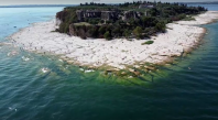 Seca faz surgir praia rochosa em lago na Itália