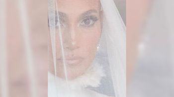 A cantora e atriz divulgou uma foto de si mesma atrás de um véu branco no Instagram nesta terça-feira (23)