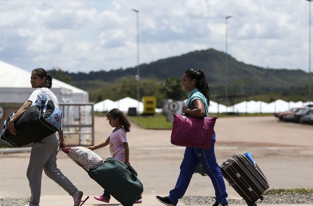 Imigrantes venezuelanas cruzam a fronteira com o Brasil
