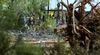 Autoridades e equipes de resgate têm bombeado água para fora da mina para permitir que socorristas entrem nas câmaras