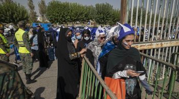 Quinhentas mulheres tiveram acesso ao estádio Azadi de Teerã para assistir a uma partida de futebol após pressão da Fifa