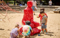 Escultura de Vladimir Putin aparece em um playground de parque em Nova York