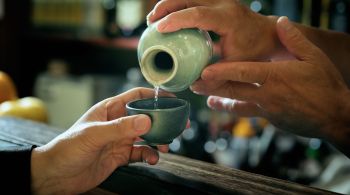 Campanha "Sake Viva!", supervisionada pela Agência Nacional de Impostos, busca estimular o consumo de álcool no Japão