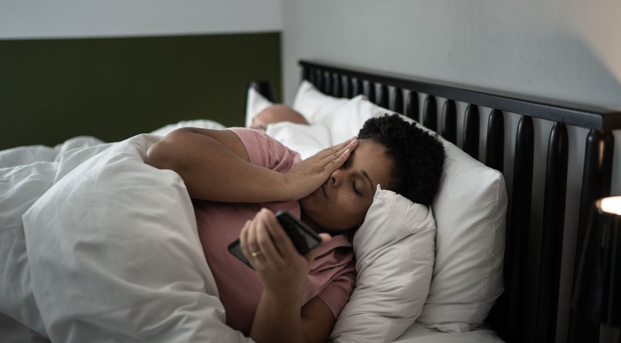 Estudo mostrou que dormir pouco pode aumentar o risco de desenvolver hipertensão, principalmente em mulheres