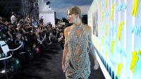 Taylor Swift usa vestido coberto de cristais no MTV Video Music Awards