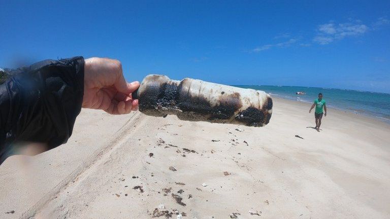 Pesquisadores mostram rastros do óleo em objetos tirados do mar em agosto de 2022