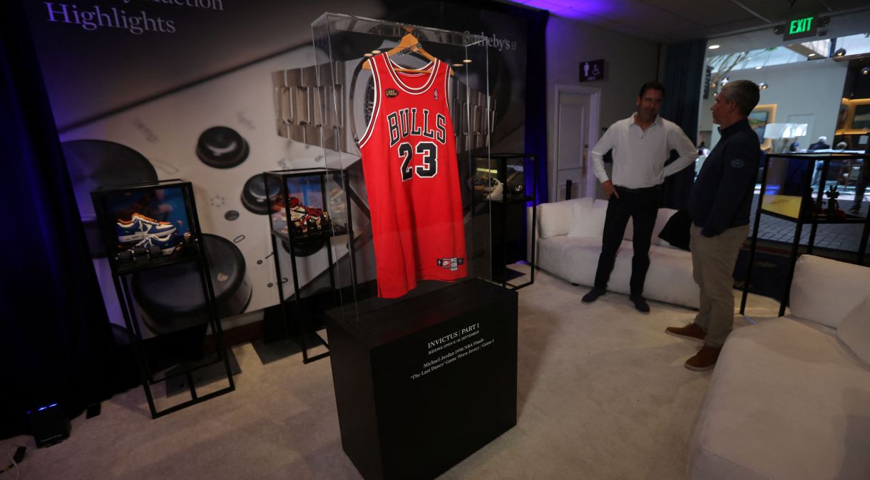 A camisa usada por Michael Jordan nas finais da NBA de 1998 é vista em exibição na Califórnia antes de leilão.