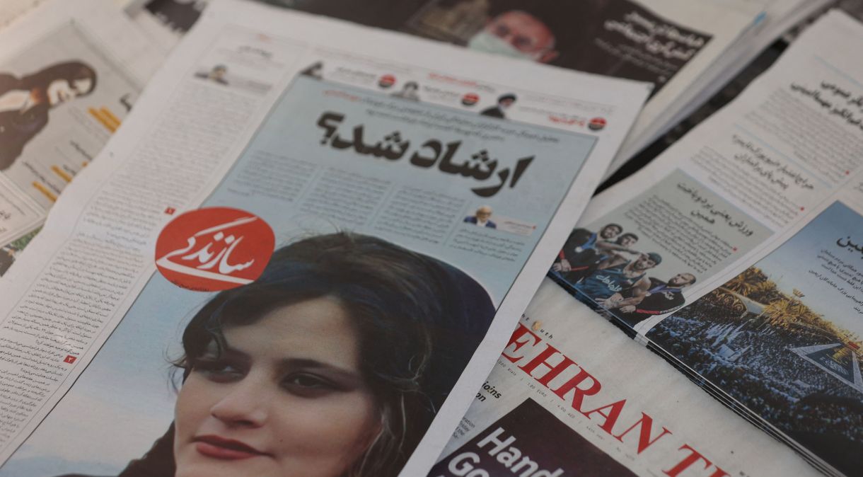 Jornais do Irã mostram o caso Amini 18/9/2022 Majid Asgaripour/WANA (West Asia News Agency) via REUTERS