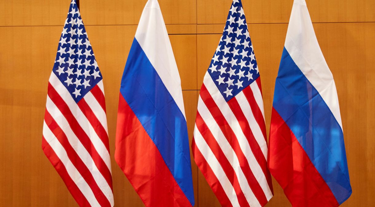 Bandeiras dos EUA e da Rússia em Genebra 10/1/2022 REUTERS/Denis Balibouse