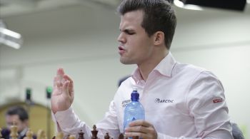 Magnus Carlsen abandonou partida online após uma jogada do americano Hans Niemann, a quem ele acusa de irregularidades