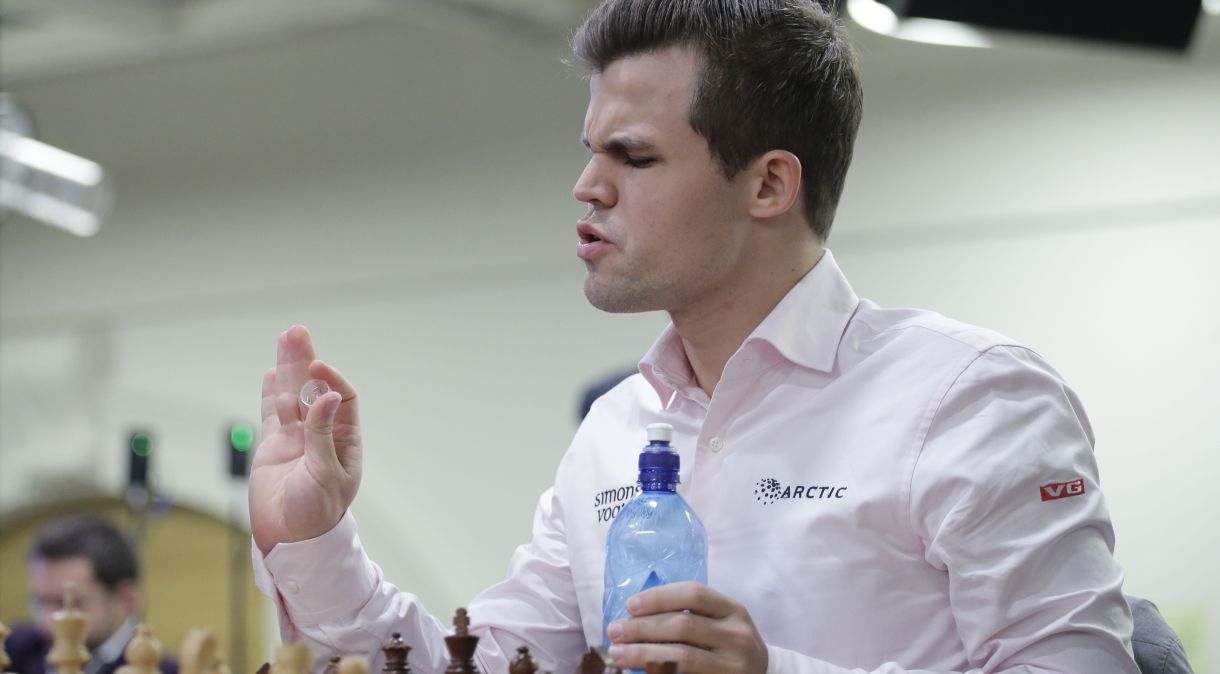 O campeão mundial de xadrez, Magnus Carlsen, da Noruega, em partida em dezembro de 2018