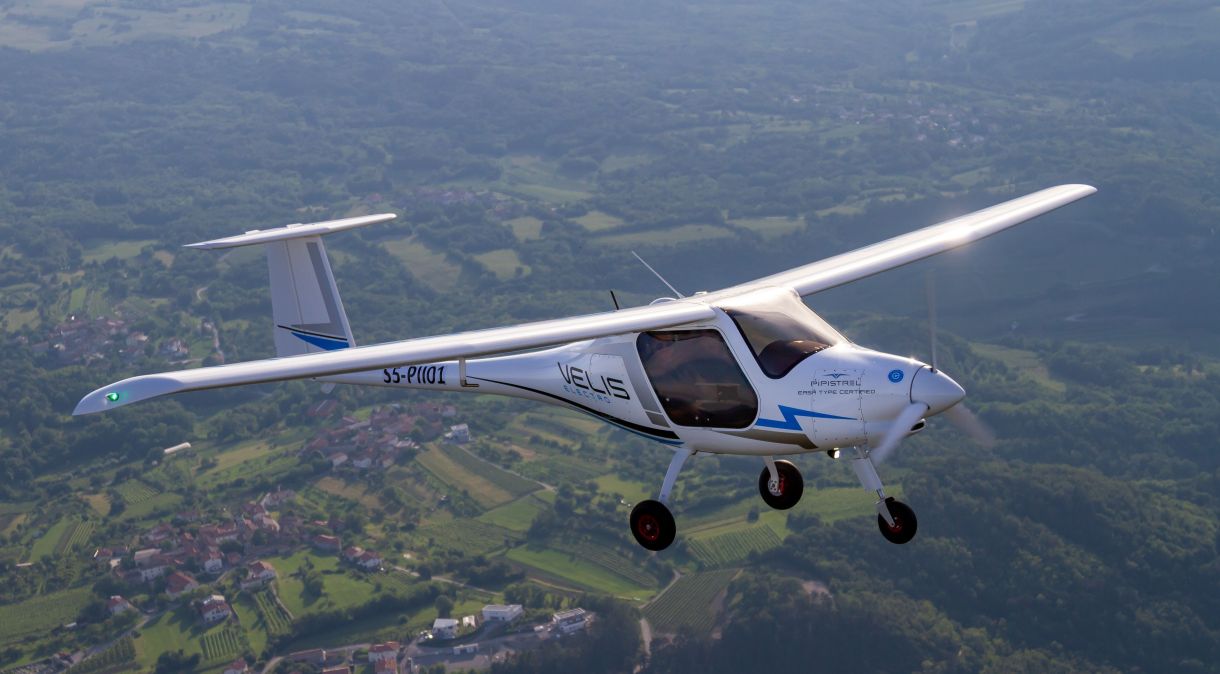 Pipistrel Velis Electro em voo: avião elétrico de dois lugares não produz emissões de dióxido de carbono e é mais silencioso do que as aeronaves convencionais