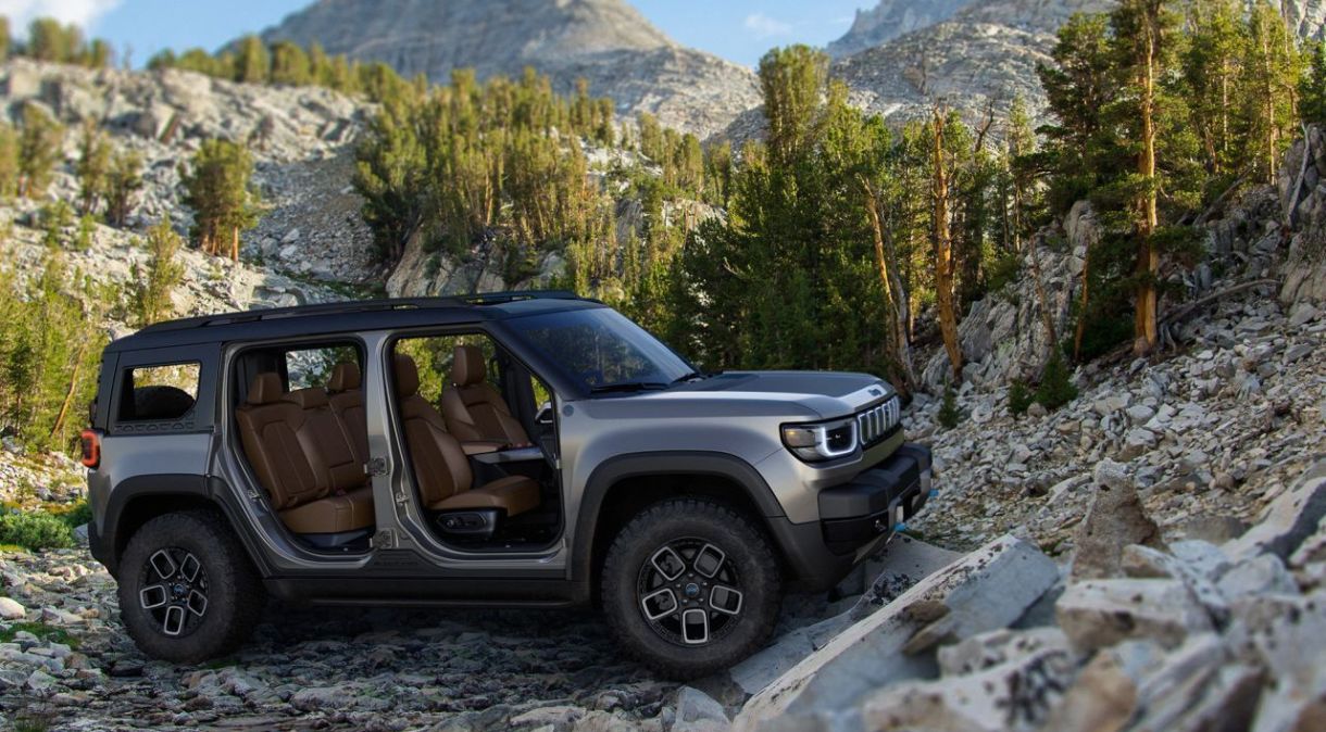 O Jeep Recon, com suas portas e janelas removíveis, é inspirado no Jeep Wrangler movido a gasolina