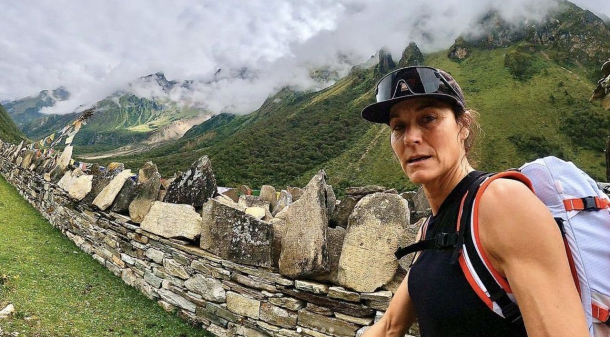 Em 2012, Hilaree Nelson se tornou a primeira mulher conhecida a escalar o pico mais alto do mundo, o Everest, e também a montanha adjacente, Lhotse, em 24 horas.