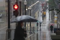 Frente fria em São Paulo provoca chuva e derruba temperatura nos próximos dias