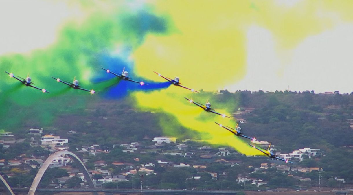 Aviões da Esquadrilha da Fumaça sobrevoam Brasília no desfile do 7 de Setembro, Bicentenário da Independência
