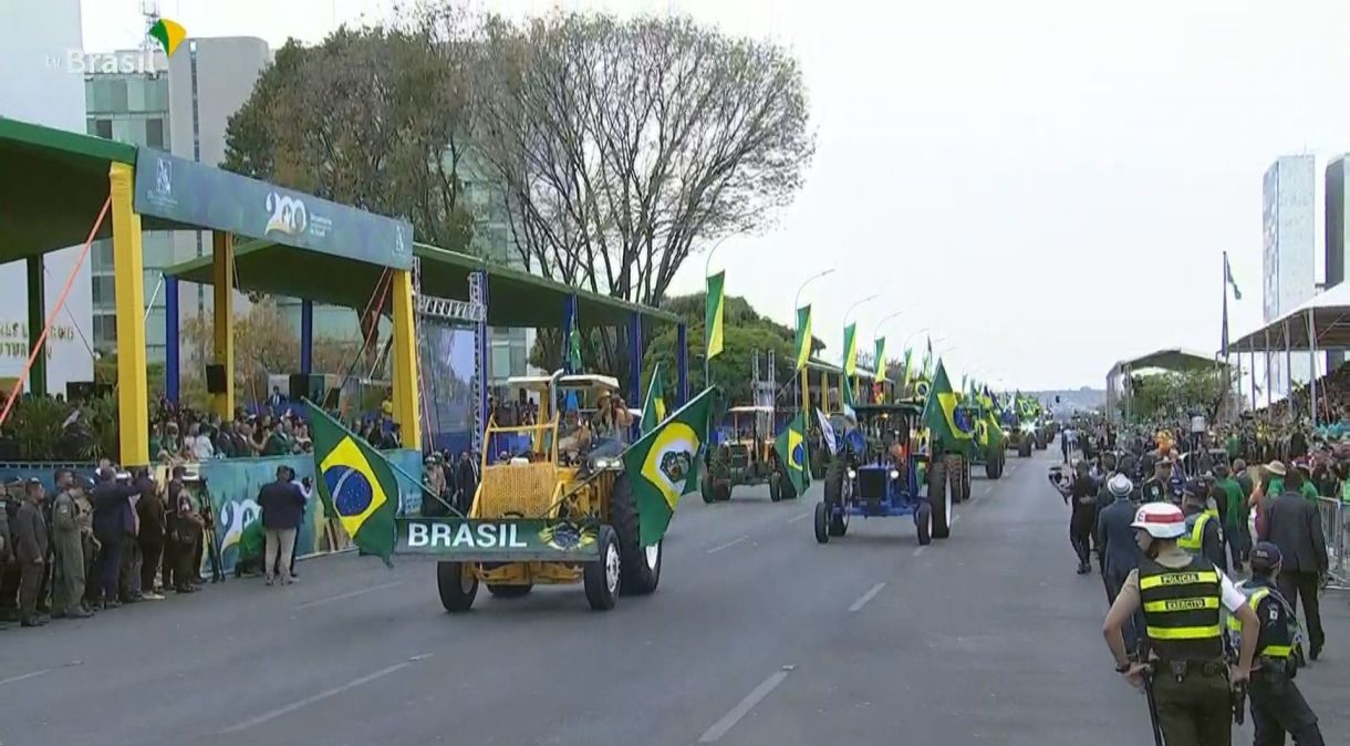 Tratores com as bandeiras do Brasil e das Unidades da Federação participam de desfile no 7 de Setembro, Bicentenário da Independência, em Brasília