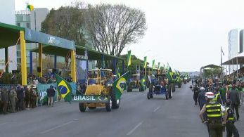 A pedido do presidente Jair Bolsonaro (PL), governo do DF flexibilizou o bloqueio da Esplanada dos Ministérios e permitiu a entrada dos veículos