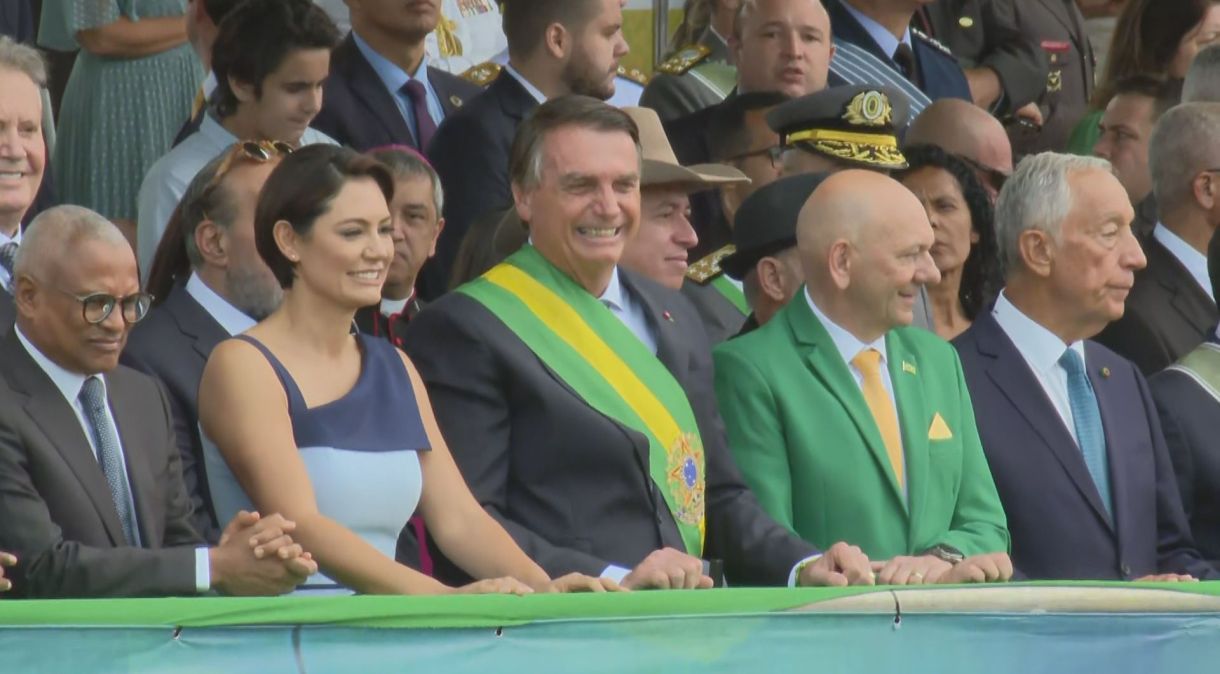 O empresário Luciano Hang (de verde) acompanhou desfile do 7 de Setembro, em Brasília, ao lado do presidente Jair Bolsonaro