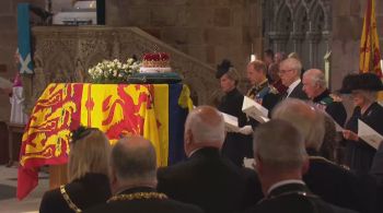 Corpo foi levado do Palácio de Holyroodhouse até St Gilles, onde permanecerá por 24 horas antes de ser levado para Londres