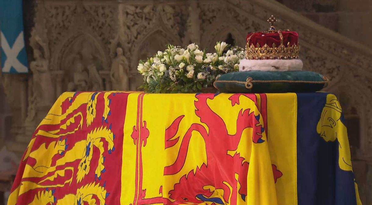 Coroa e flores sobre caixão da rainha Elizabeth II durante velório na Catedral de St Giles