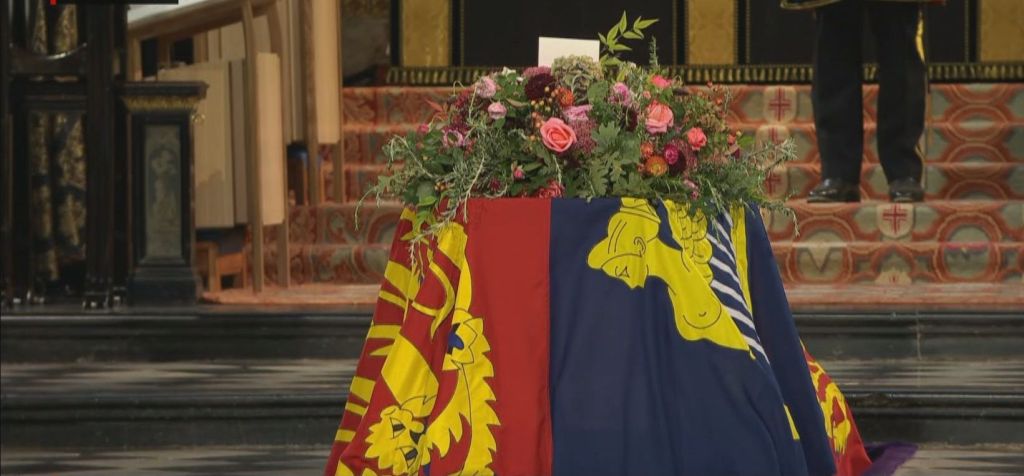 Caixão da rainha Elizabeth II é sepultado em Windsor
