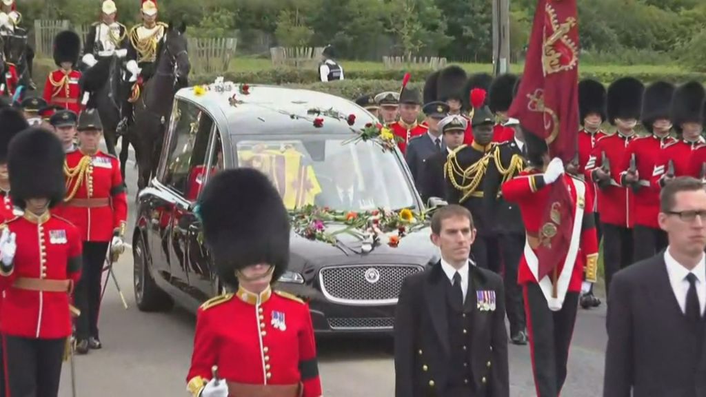 Caixão da rainha Elizabeth II chega a Windsor, na Inglaterra