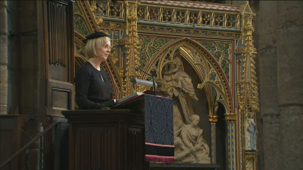 A primeira-ministra britânica, Liz Truss, lê trecho do Evangelho de João no funeral de Elizabeth II