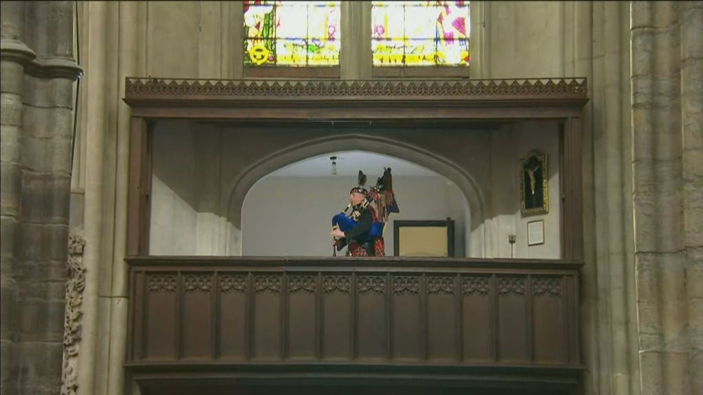 Homenagem à rainha Elizabeth II com gaita de foles ao final da cerimônia fúnebre na Abadia de Westminster