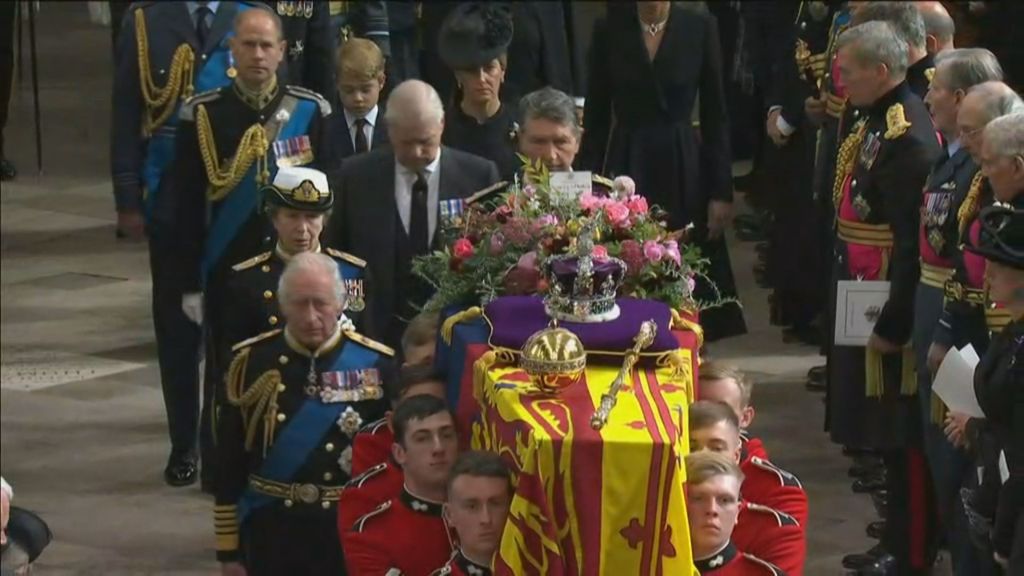 O rei Charles III (E) e outros membros da realeza britânica seguem o caixão da rainha Elizabeth II na saída da Abadia de Westminster