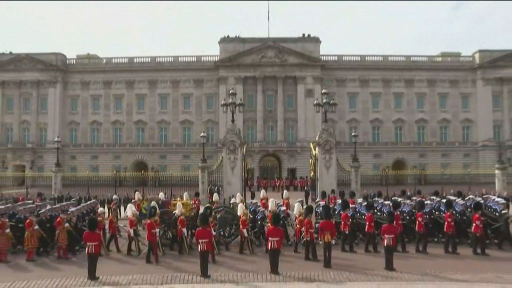 Cortejo com caixão da rainha Elizabeth II passa em frente ao Palácio de Buckingham, em Londres