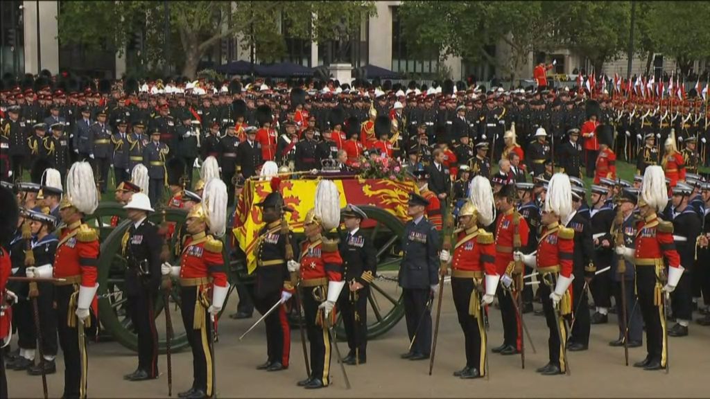 Cortejo com caixão da rainha Elizabeth II chega ao Arco de Wellington, em Londres