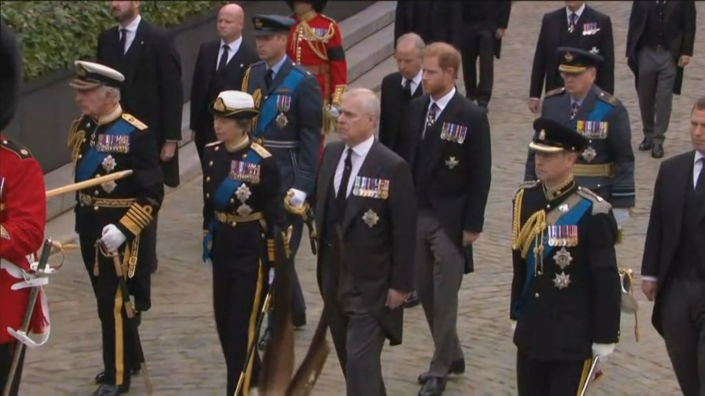 Rei Charles III, seus filhos e outros membros da realeza britânica acompanham procissão do caixão da rainha Elizabeth II