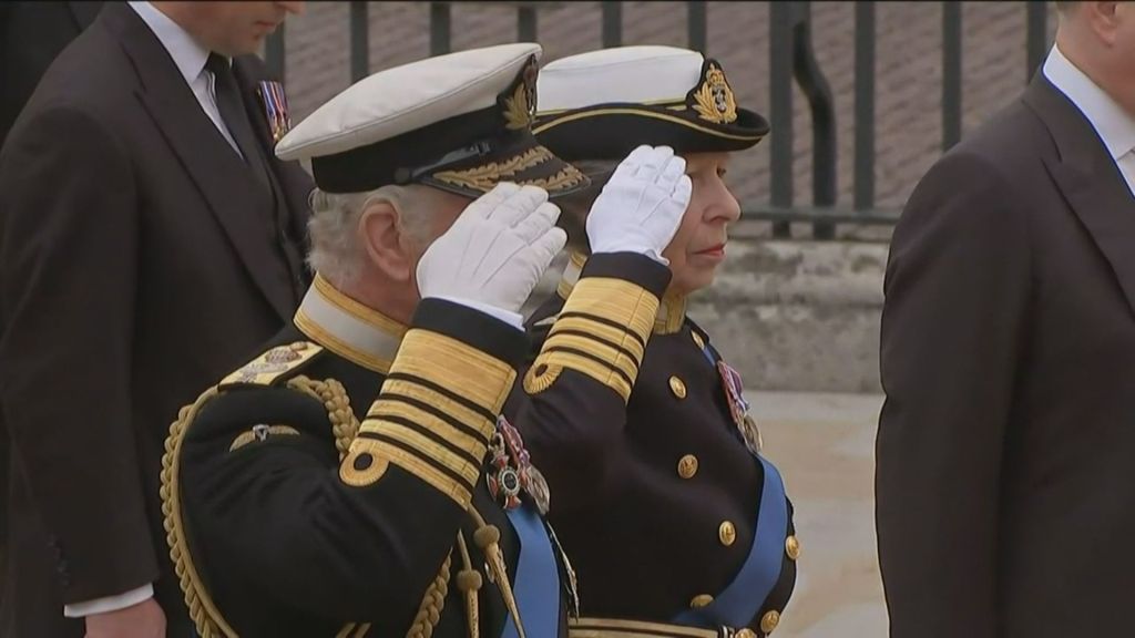 O rei Charles III e sua irmã, a princesa Anne, prestam continência ao caixão de Elizabeth II