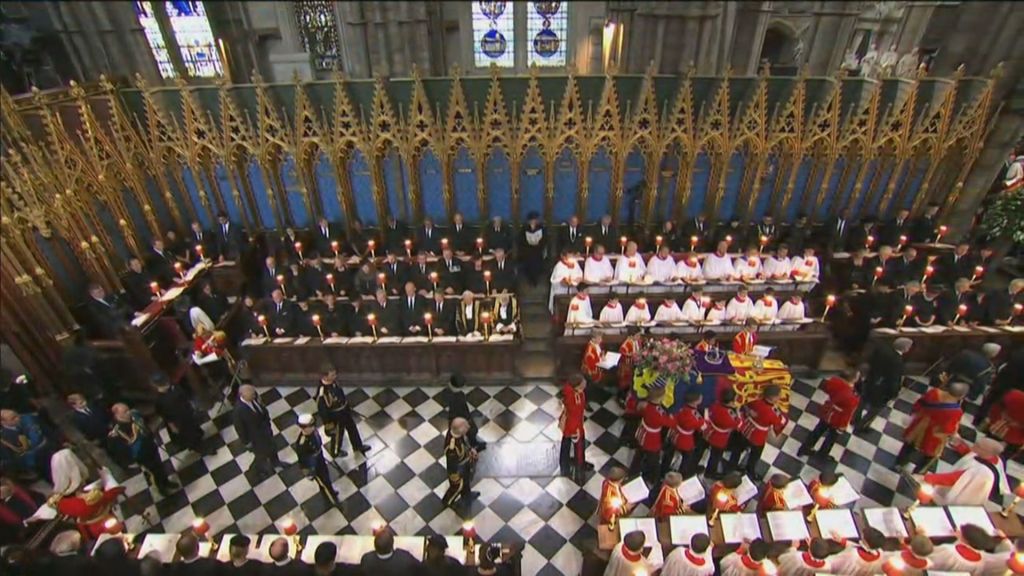 Caixão da rainha Elizabeth II entra na Abadia de Westminster