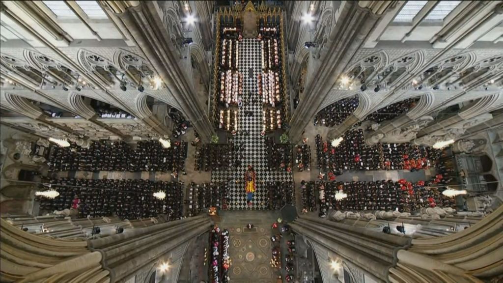 Imagem do alto da Abadia de Westminster mostra a chegada do caixão da rainha Elizabeth II