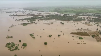 Número de vítimas fatais pela chuva está em 1.343; cerca de 33 milhões de pessoas, de uma população de 220 milhões, foram afetadas pelo desastre