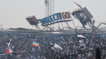 Queda aconteceu após um grupo de torcedores escalar uma placa de publicidade de uma das tribunas