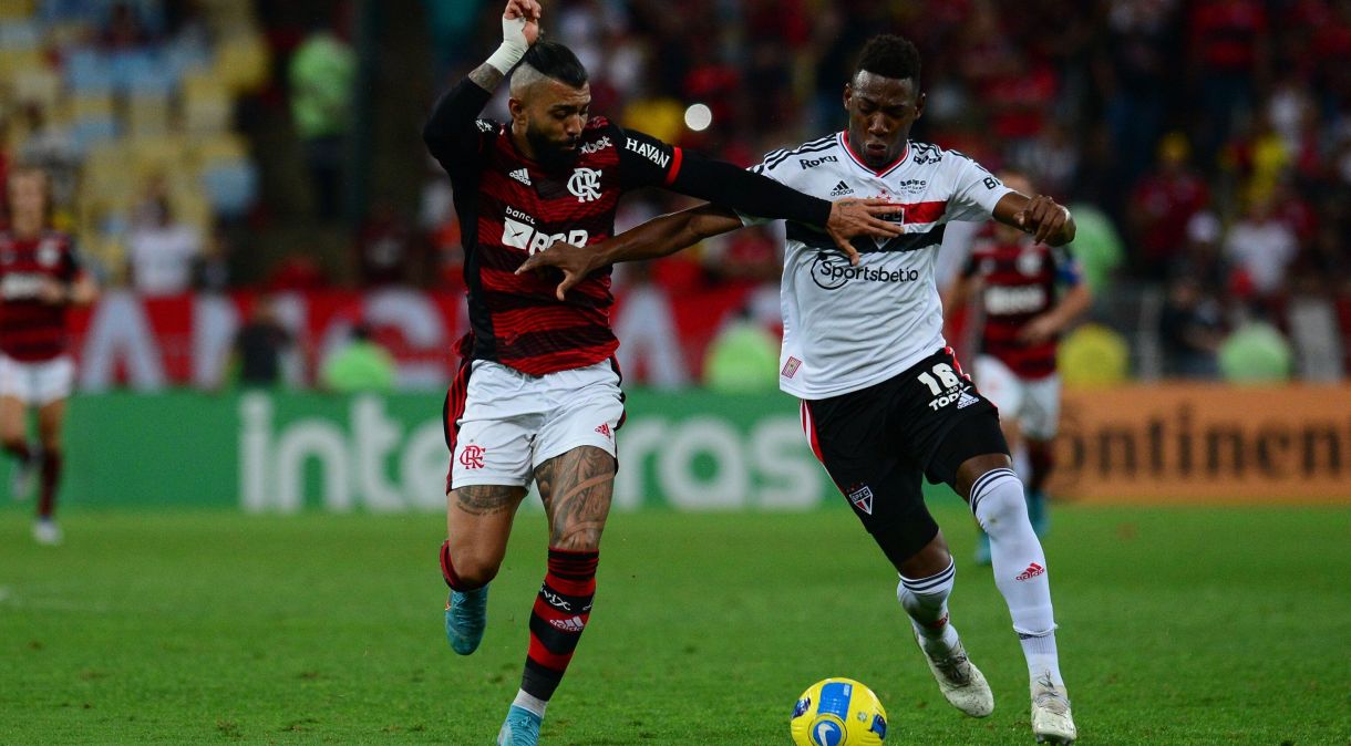 Gabriel Barbosa (e), do Flamengo, disputa lance com Léo, do São Paulo, em partida válida pelas semifinais da Copa do Brasil de 2022, no Maracanã (14/09/2022)