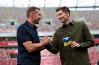 Ex-jogador Shevchenko presenteia Lewandowski com braçadeira nas cores da Ucrânia