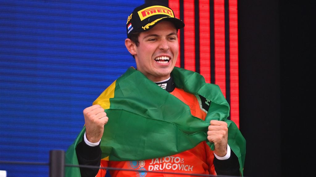 Felipe Drugovich, da Fórmula 2, comemora a vitória no circuito de Zandvoort, na Holanda