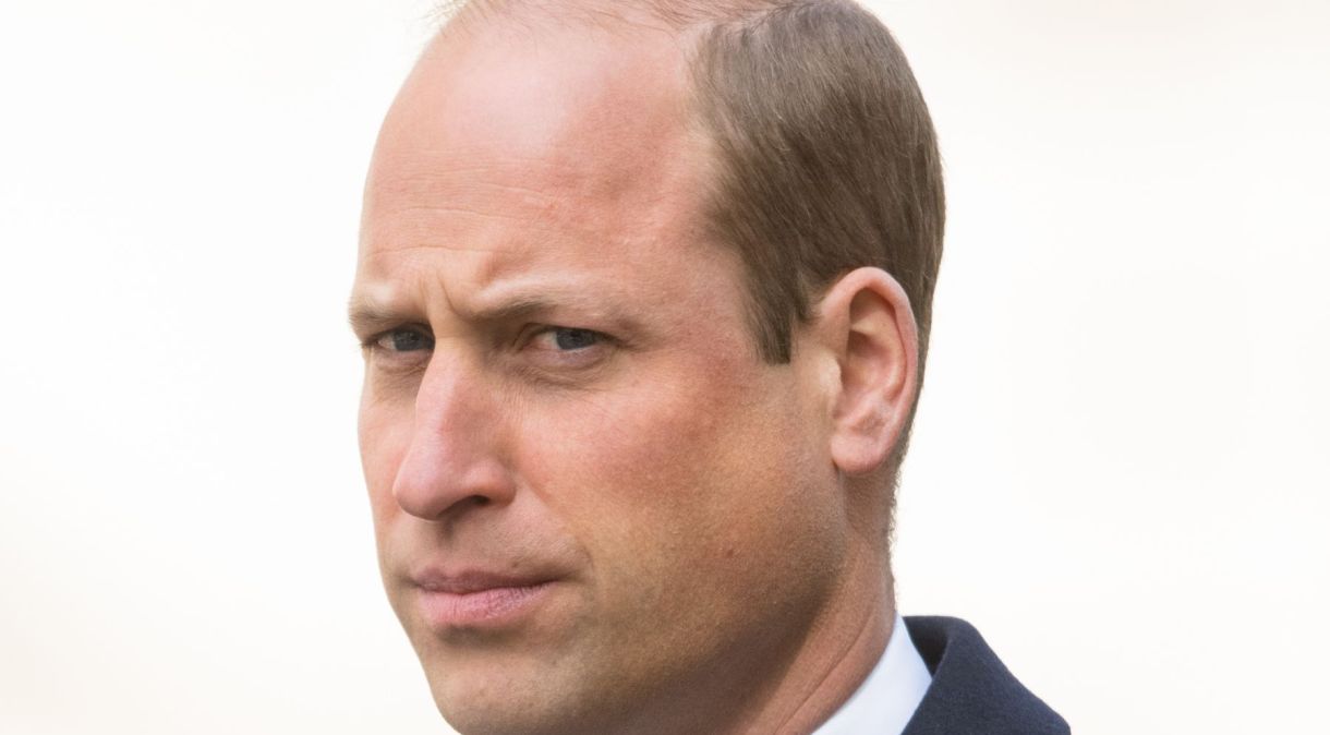 O príncipe William, duque de Cambridge, participa de uma cerimônia de colocação de coroas como parte dos serviços do dia ANZAC no The Cenotaph em 25 de abril de 2022 em Londres, Inglaterra.