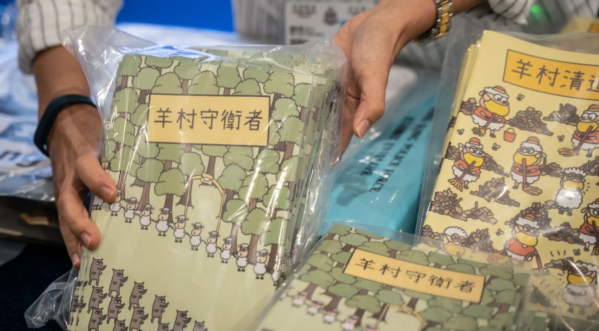 Livros se referem a eventos como os protestos em massa pró-democracia de 2019 e o caso dos 12 manifestantes pela democracia que fugiram de Hong Kong