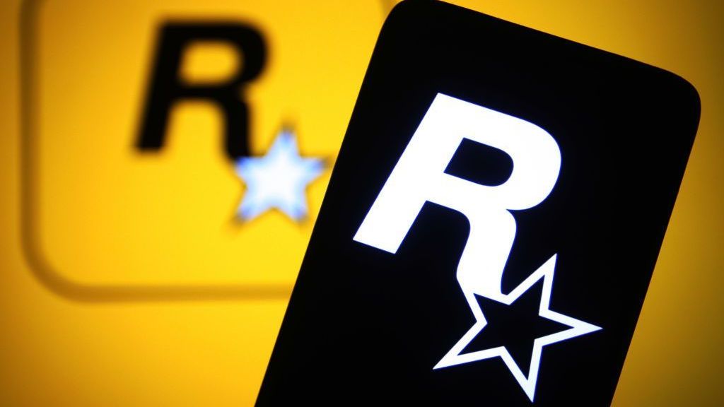 Nesta ilustração fotográfica, um logotipo da Rockstar Games, produtora de videogames, é visto em um smartphone e uma tela de computador